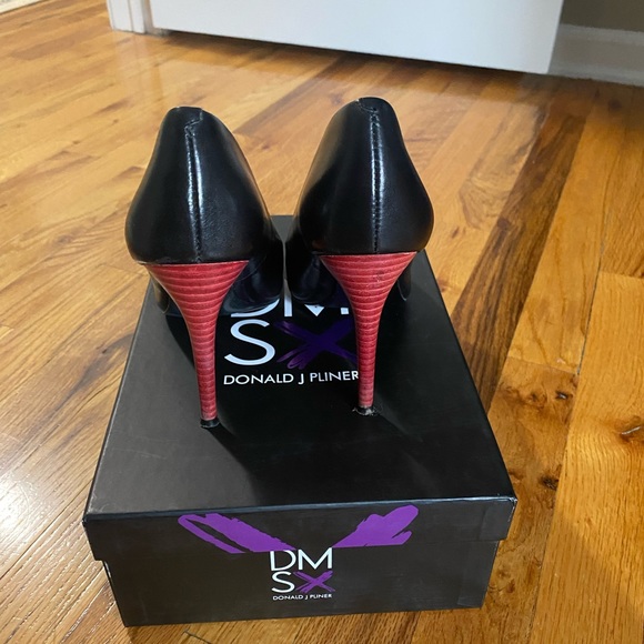 Donald J Pliner DMSX 7.5 Black Pumps Red Heels - Picture 6 of 8